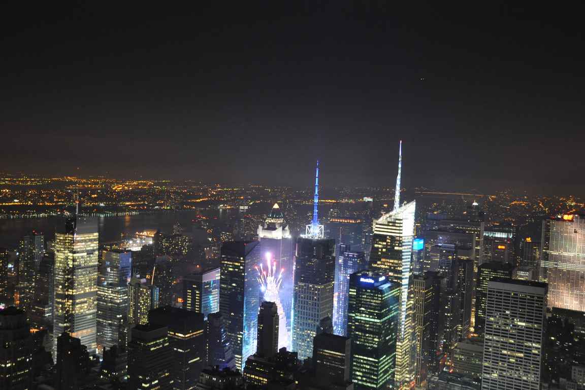 ... kuin myös pohjoispuoliskolle. Tässä näkyy muuten uuden vuoden vaihteen harjoitusilotulitus Time Squarella. 