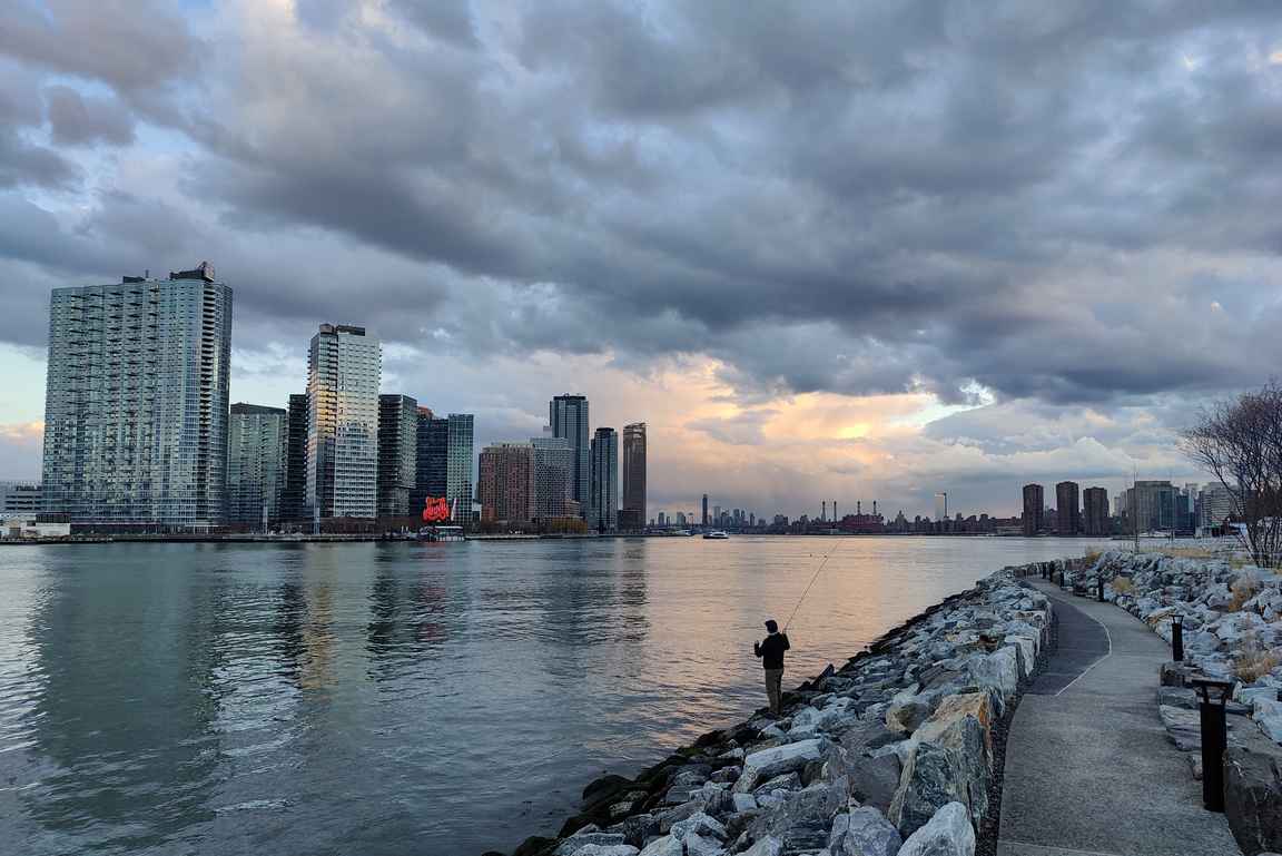 Roosevelt Islandin rantoja kiertää kävelytiet, joissa avautuu upeat näkymät Brooklynin puolelle.