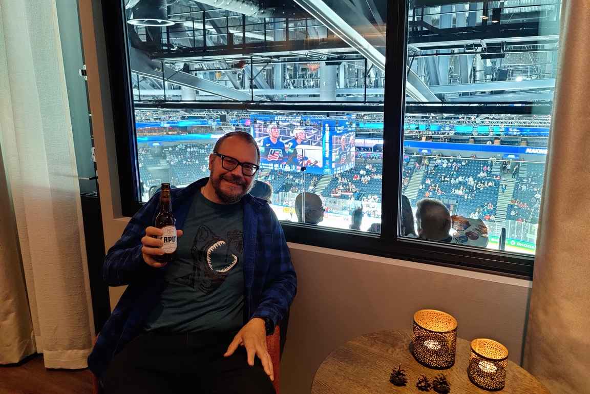 Kävin katsomassa kaksi peliä jääkiekon MM-kisoissa Arena View -aitoista käsin - oluenmakuisia unelmareissuja penkkiurheilun parissa parhaimmillaan.