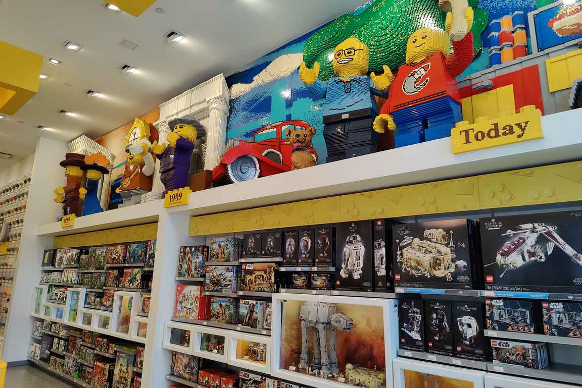 Legokauppa on pakollinen käyntikohde legojen ystäville.