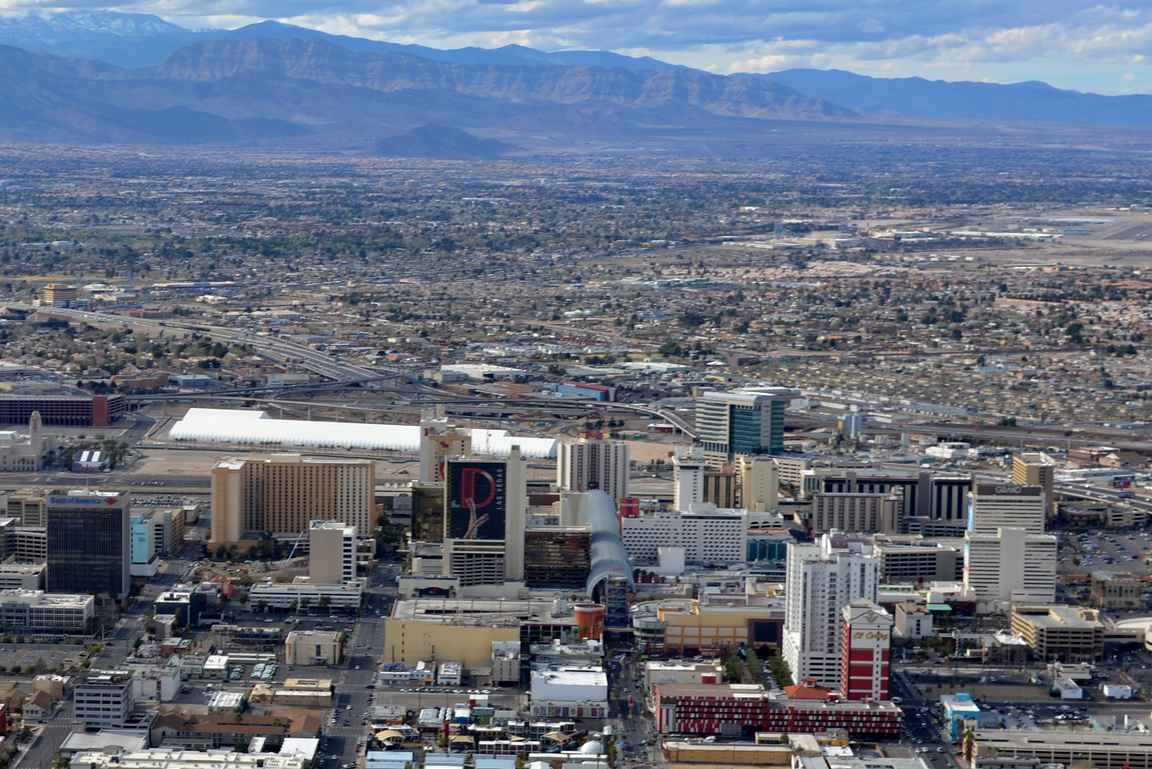 Las Vegasin downtown ja Fremont Street  helikopterista käsin kuvattuna.