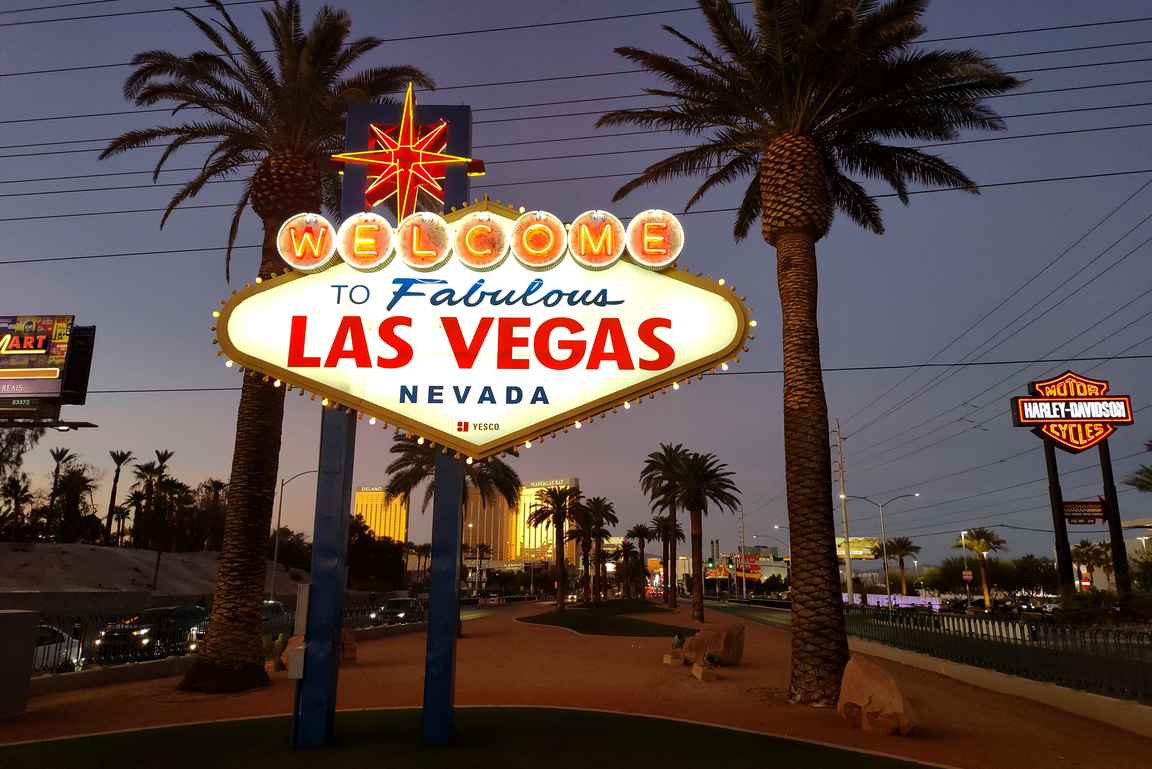 Las Vegas Boulevard eli Strip alkaa kuuluisasta valomainoksesta.