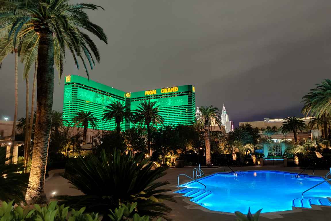 MGM Grand loistaa vihreänä iltaisin.