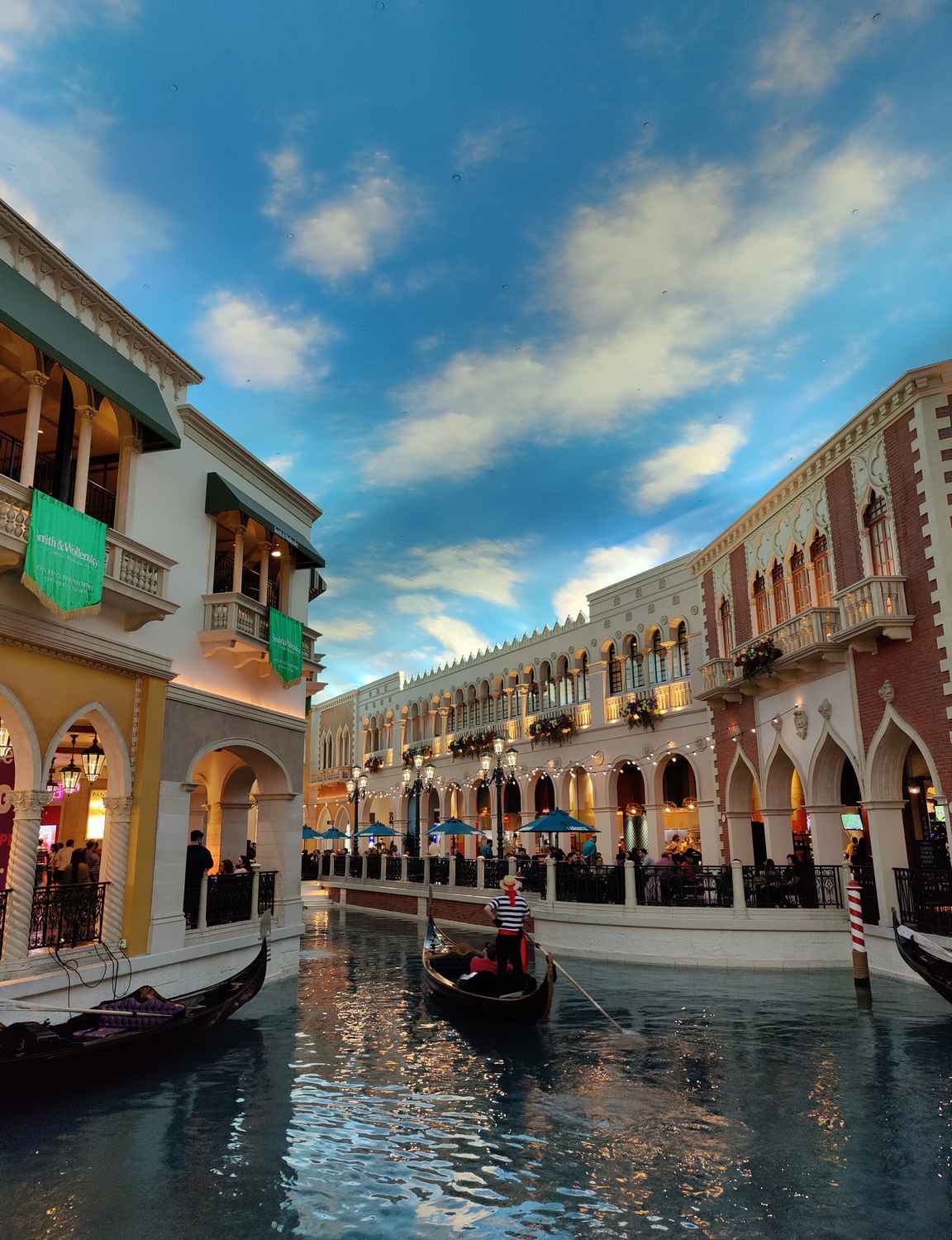 Venetian kuuluisat gondolit kuljettavat turisteja myös Las Vegasissa.