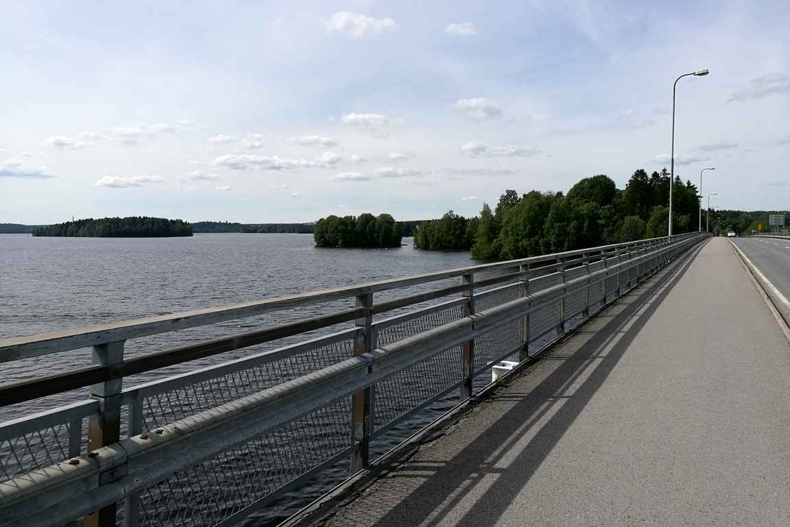 Rajasalmen sillalla järvimaisemia on molemmin puolin.