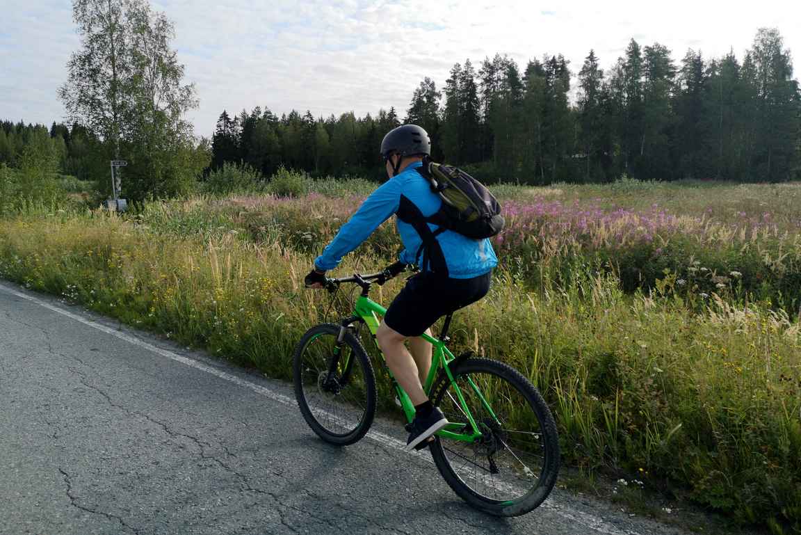 Pyöräilyssä on varsin tärkeää säähän sopivat kevyet ajovarusteet. Pitkiä matkoja on mukavampi pyöräillä pyöräilyshortseissa, mitä ilman pyöräilyn huomaa viimeistään kyllä seuraavana aamuna.