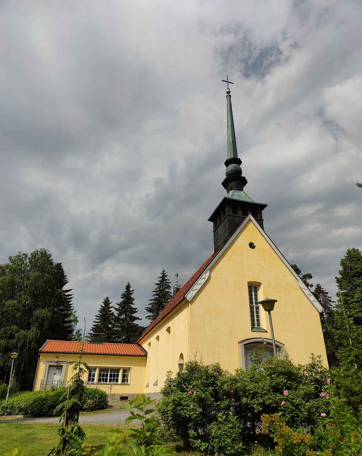 Metsäkansan kirkko sijaitsee asutuksen keskellä maaseudulla.