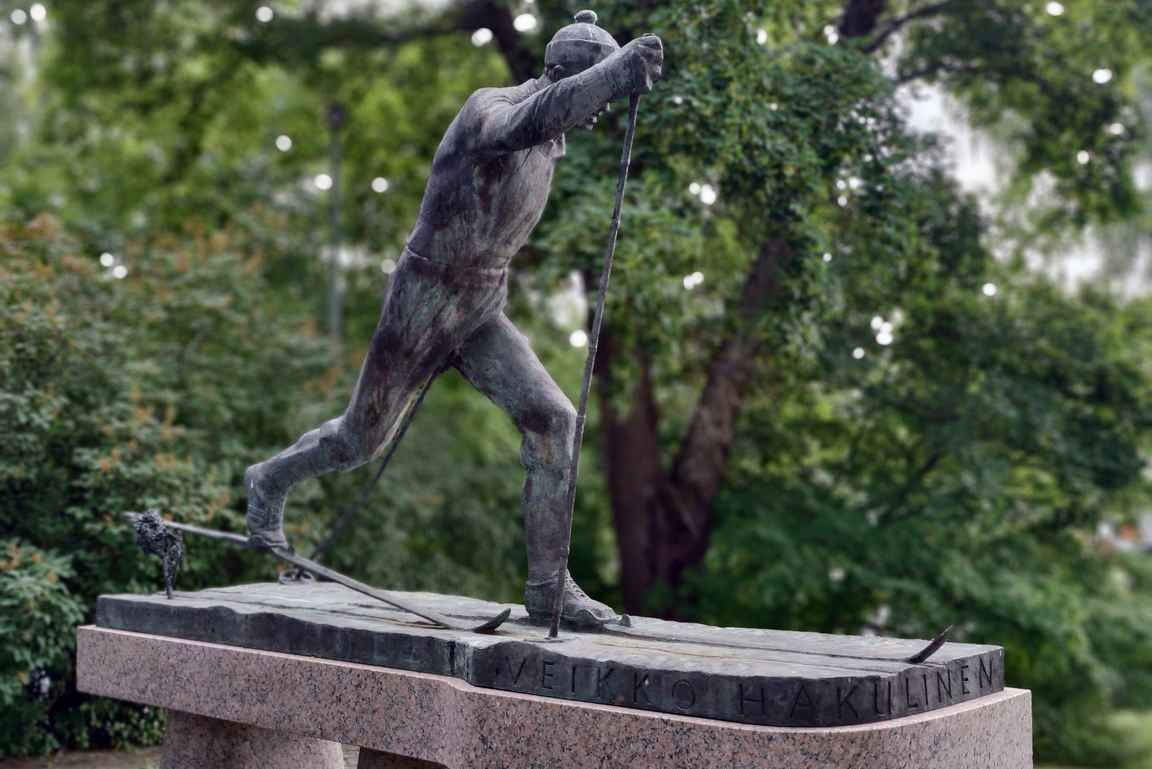 Valkeakosken Hakaa edustaneen olympiavoittaja Veikko Hakulisen patsas löytyy Valkeakosken keskustasta.