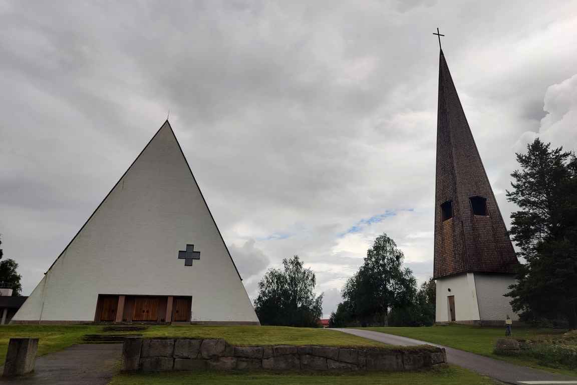 Sallan kirkko rakennettiin vuosina 1948-1950 tanskalaisten luterilaisten seurakuntien avustuksella.