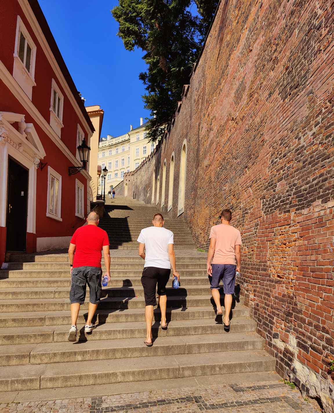 Thunovská -kadun portaat toimivat aamun liikuntasuorituksesta.