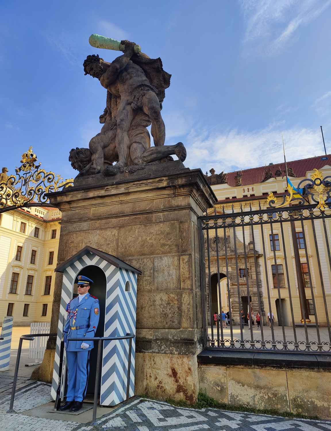 Ensimmäiseksi Prahan linnalla tulee vastaan kunniavartiointi.