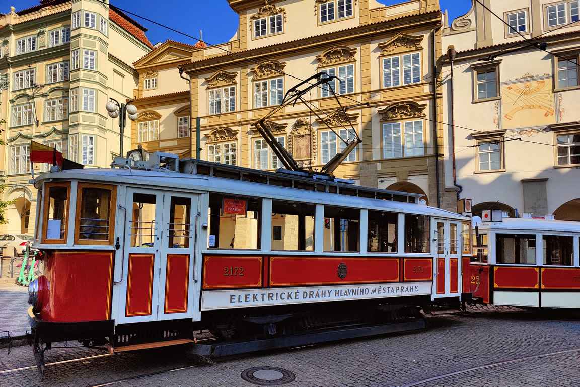 Huonojalkaisten kannattaa Thunovská -kadun kiipeilyn sijaan valita raitiovaunu Prahan linnalle.