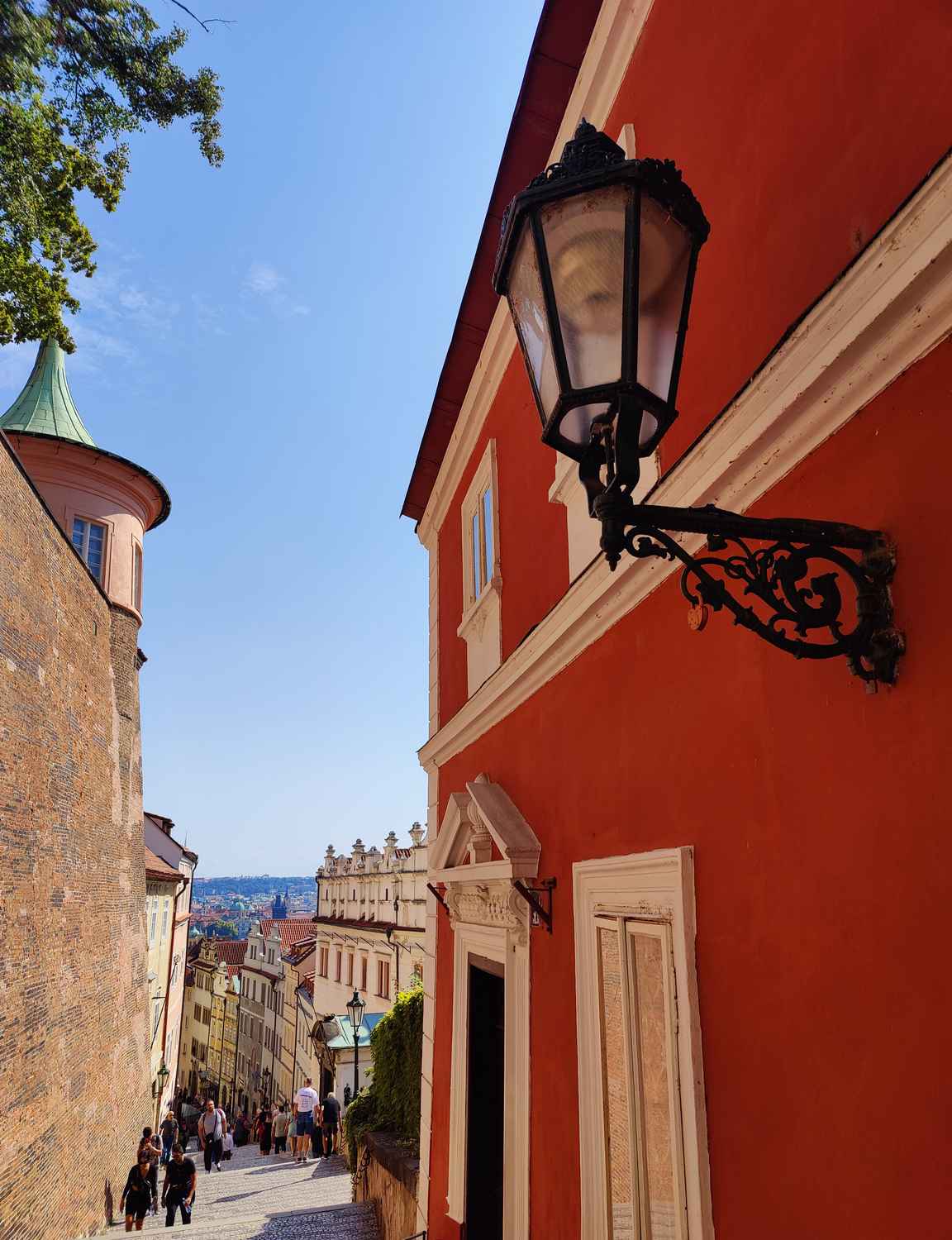 Alaspäin Thunovská -kadun portaat tarjoilevat upeat maisemat kohti takana siintävää Prahan vanhaakaupunkia.