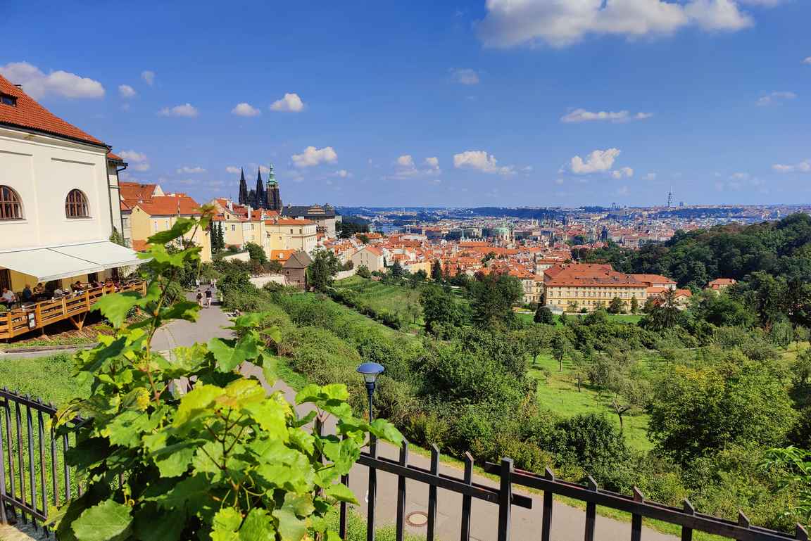 Strahovin luostarilta on upeat näkymät alhaalle Prahaan.