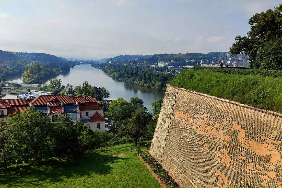 Vyšehradin linnoitukset maisemat ovat Prahan kauneimpia.