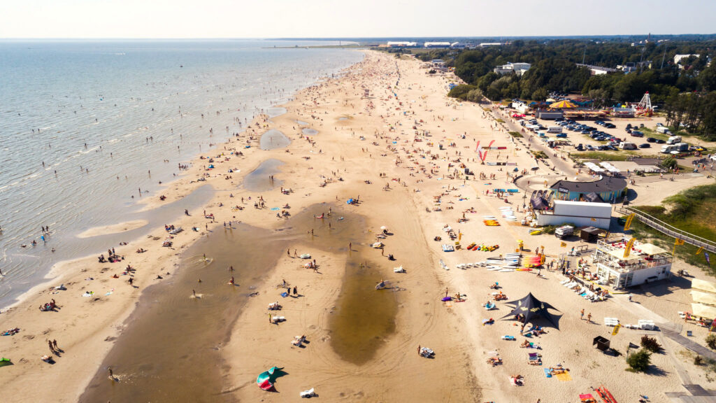Pärnun ranta kesähelteillä on täynnä porukkaa koko kahden kilometrin matkalta copyright Silver Gutmann & Visit Pärnu