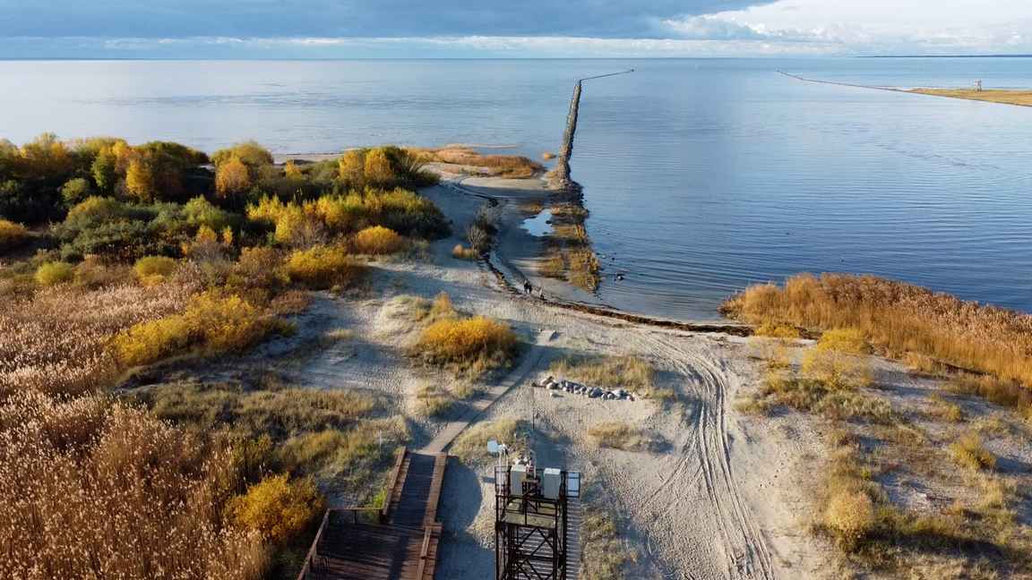 Pärnun kaksikilometriä pitkä aallonmurtaja estää hiekan pääsemisen Pärnujoen suistoon.