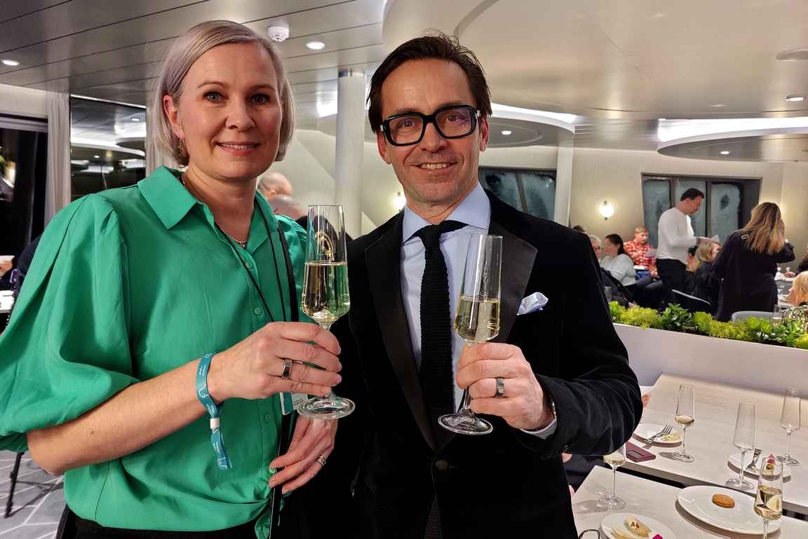 Tallink Siljan viestintäjohtaja Marika Nöjd ja suunnitteli Vertti Kivi ovat luonnollisesti tyytyväisiä lopputulokseen.