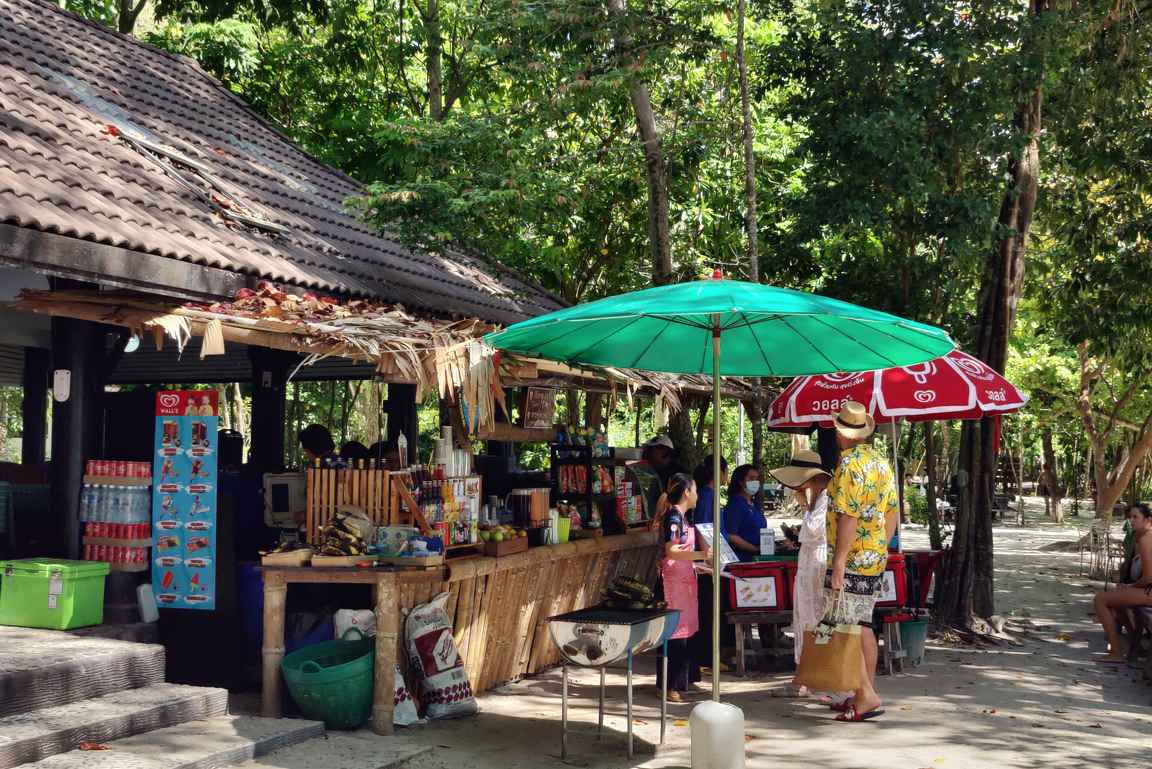 Hong Islandilta löytyy pieni kioski, josta erilaista syötävää ja juotavaa rantapäivänä nautittavaksi.