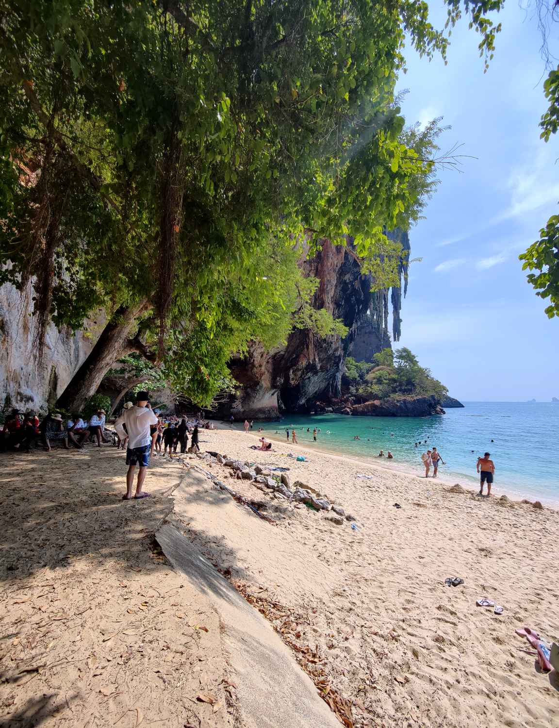 Phra Nang Cave Beach oli iltapäivällä jo aika kansoitettu, mutta upea siltikin.