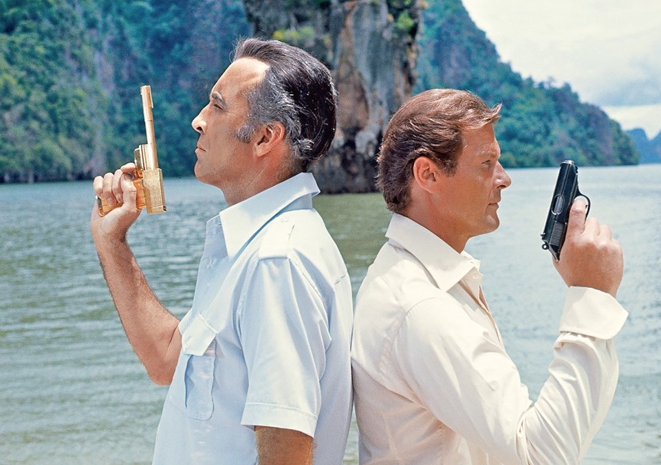 Scaramanga ja James Bond, 1974 copyright James Bond Museum