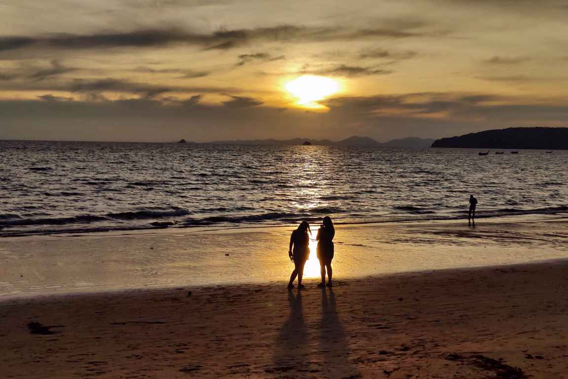 Ao Nang Beachin auringonlaskut ovat suosittuja rantakadulla kävelijöiden keskuudessa.