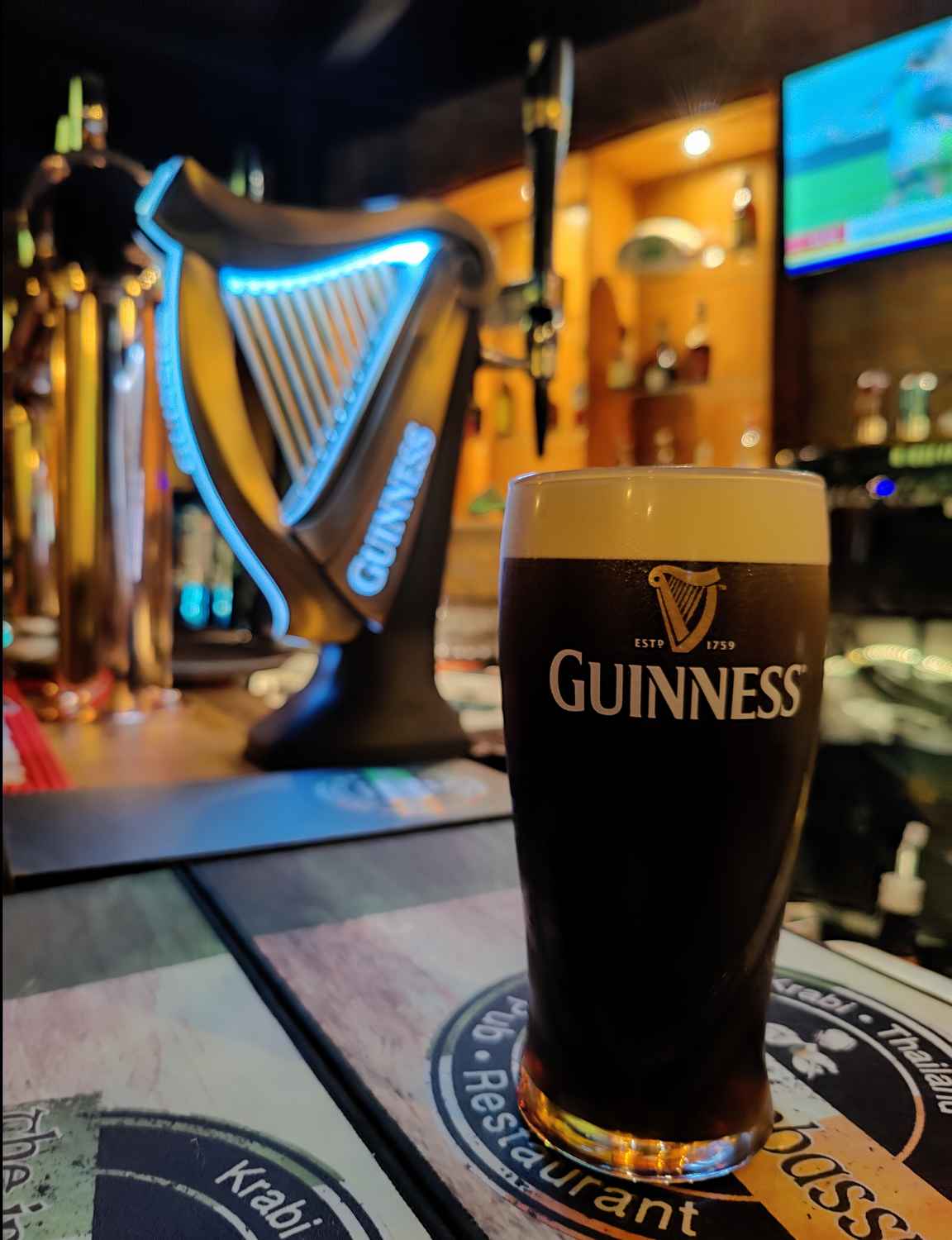 Ao Nangin iltatorin yhteydessä on myös hiljattain avattu the Irish Embassy -irkkupubi, jota voi suositella kaikille Guinnessin ystäville.