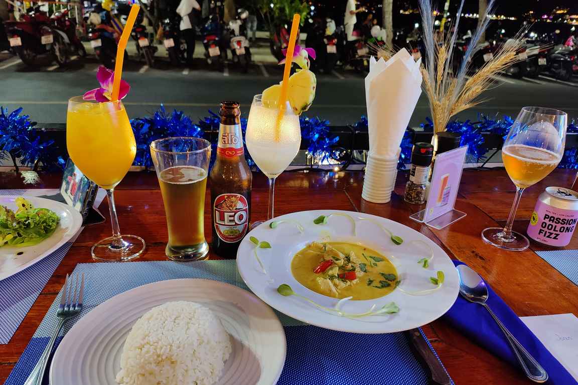 Blue Bistro & Bar oli reissun parhaita ravintoloita Patong Beachilla.