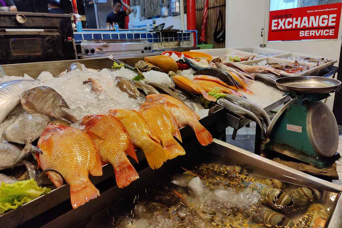Patong Beachin rantakadulta löytyy niin kalaravintolat kuin rahanvaihtopisteetkin.
