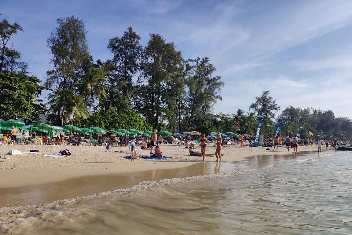 Patong Beach on Phuketin rannoista ylivoimaisesti vilkkain.