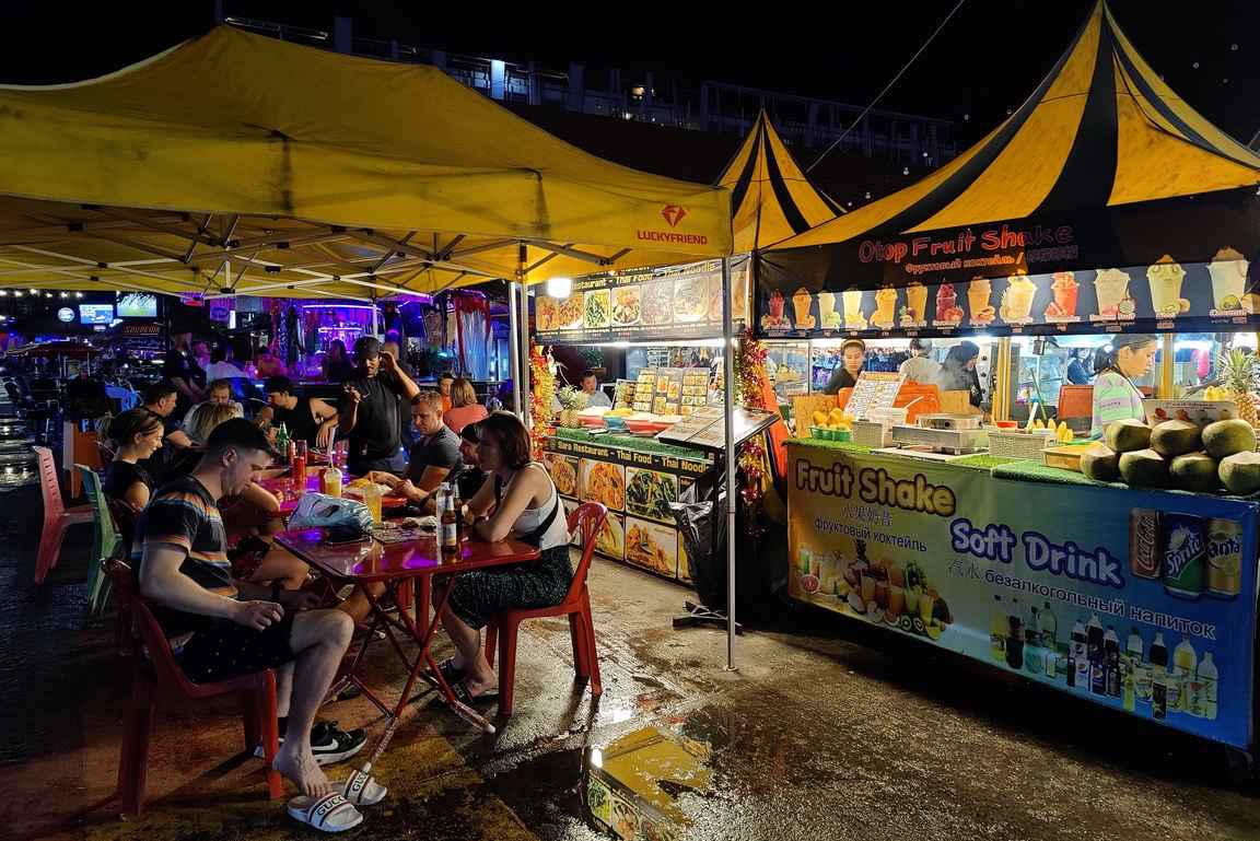 Street Food Patong Beach on hyvä valinta katukeittiöiden ruuista nauttivlle.