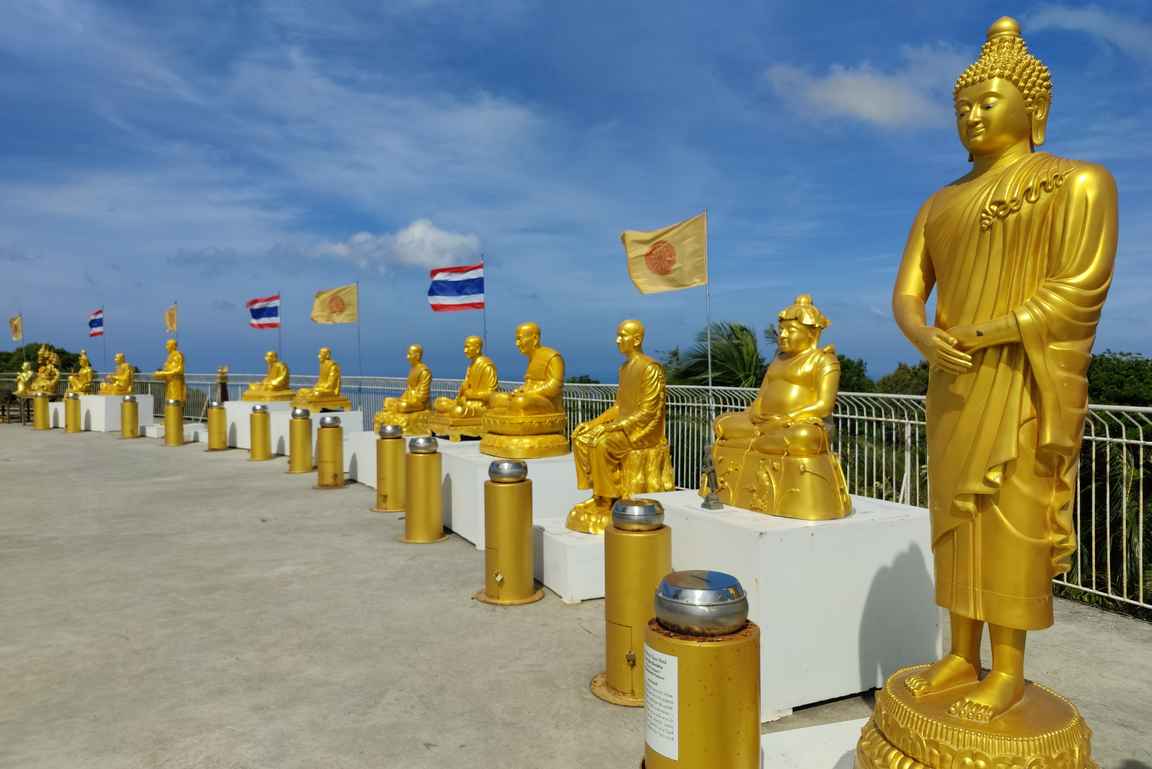 Big Buddha patsaan luona oli joukko kultaisia buddhan patsaita.