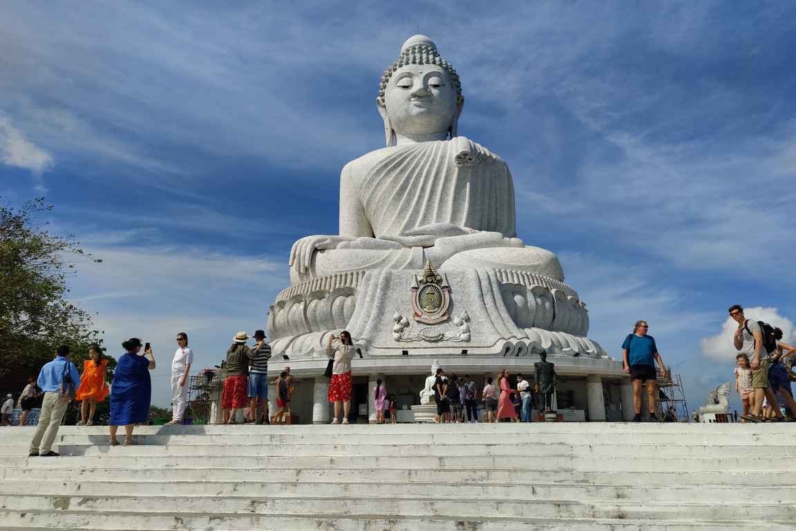 Phuketin saaren eteläosassa oleva 45 metriä korkea Big Buddha on upea näky.