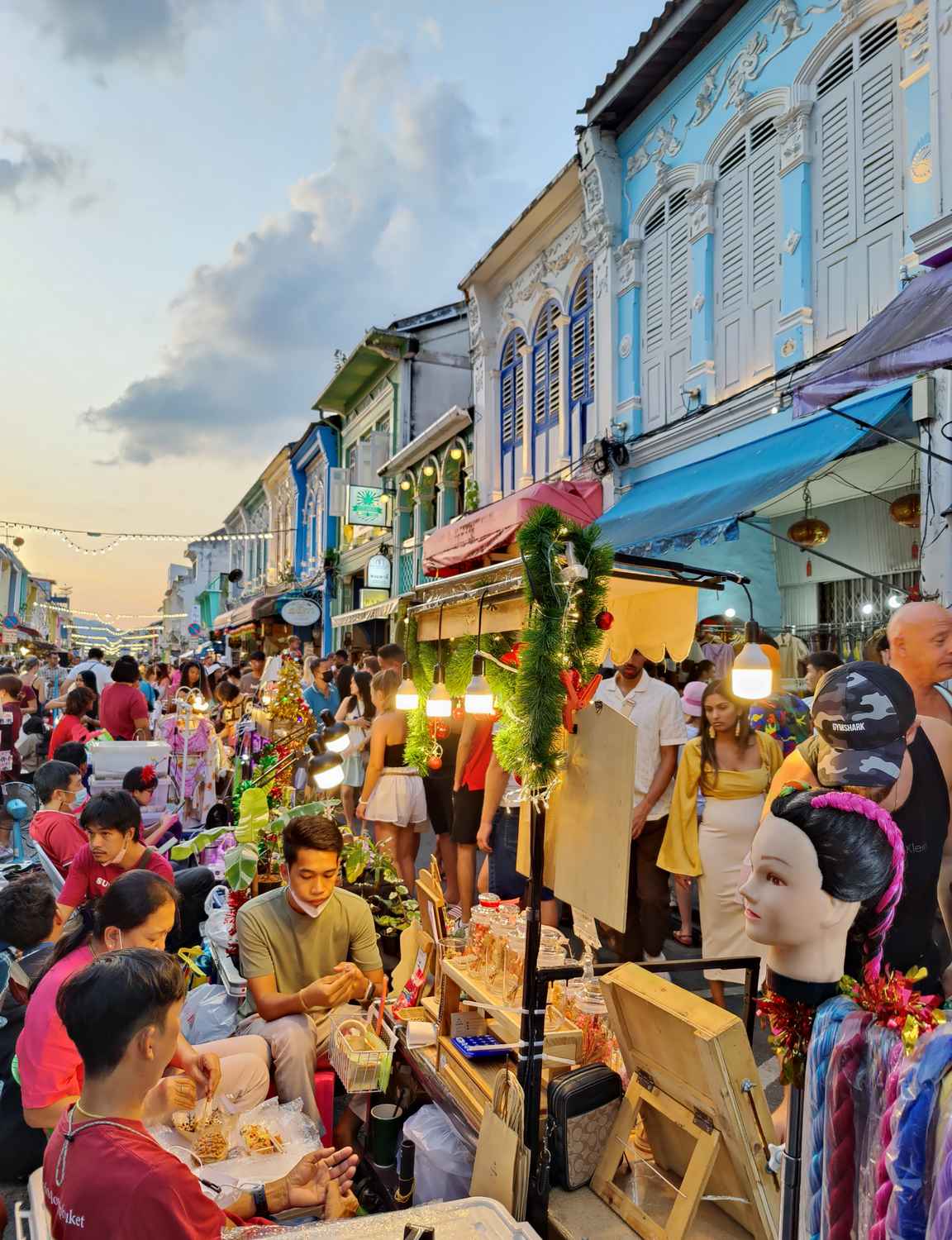 Thalang Road ja sen värikkäiden talojen välissä oleva markkina-alue on varsin suosittu vierailukohde.