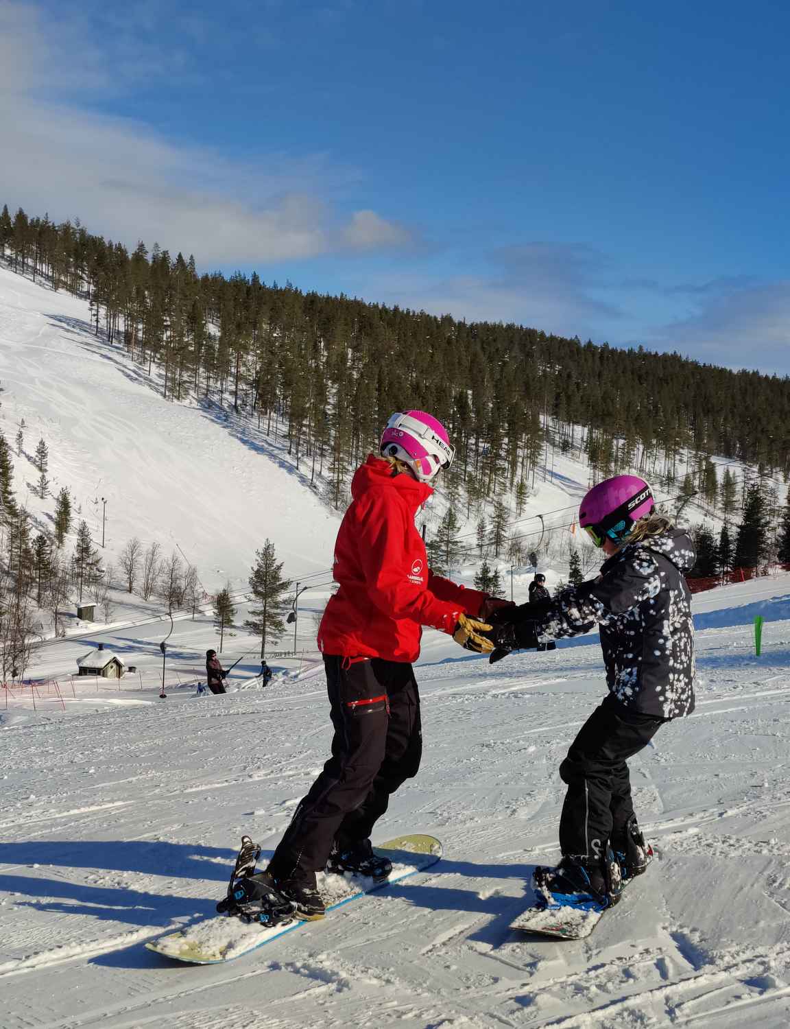 Saariselän hiihtokoulussa oli hyvä ottaa tyttären ensilaskut lumilaudalla.