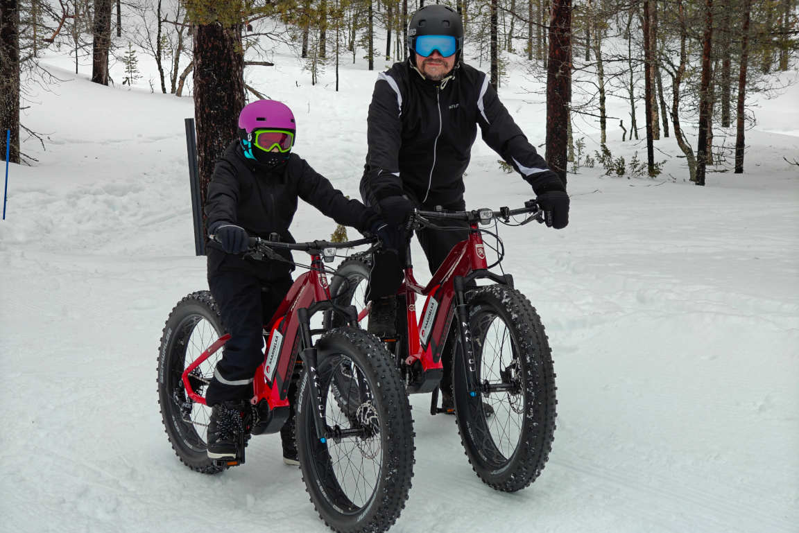 Talvella maastopyöräilyyn pitkävartisten kenkien lisäksi sopii hyvin hiihtovarusteet ja laskettelukypärä.