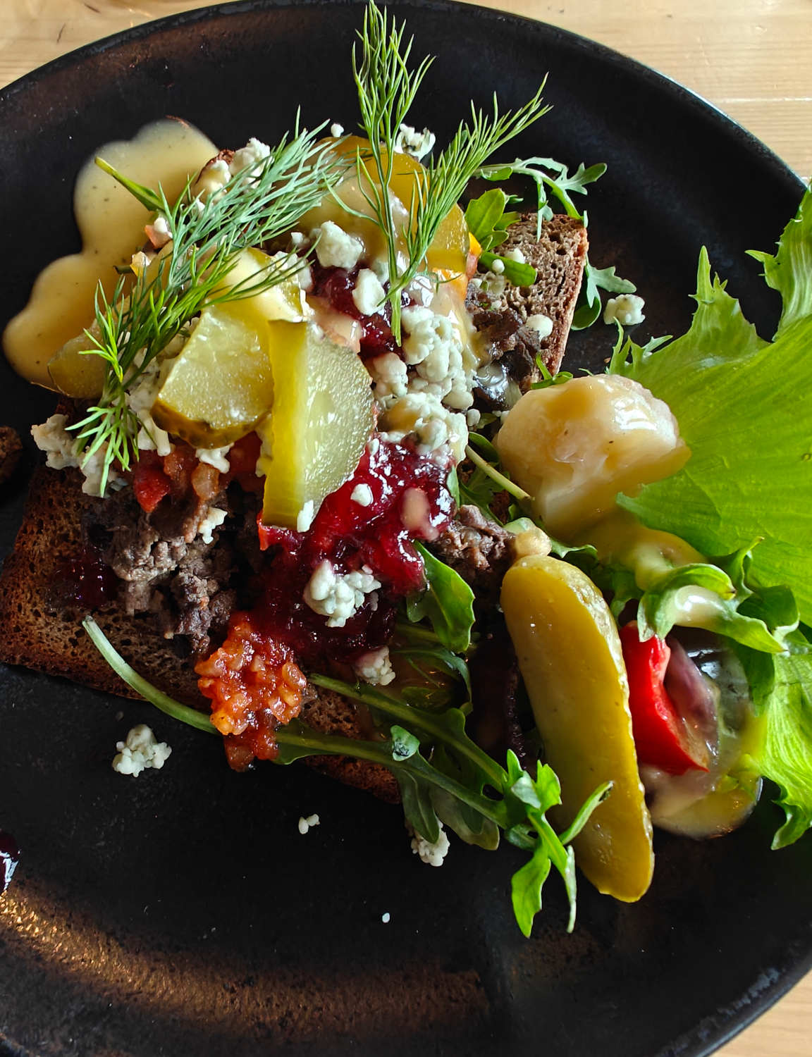 Annoksissa oli myös sopivasti tarjolla väriä lautaselle.