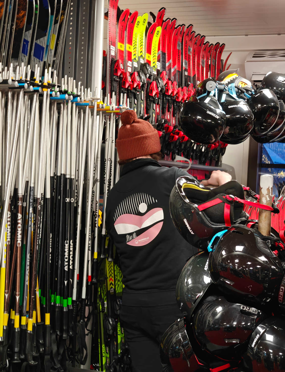 Saariselän laskettelukeskuksen vuokraamosta löytyy lajiin kuin lajiin välineet.