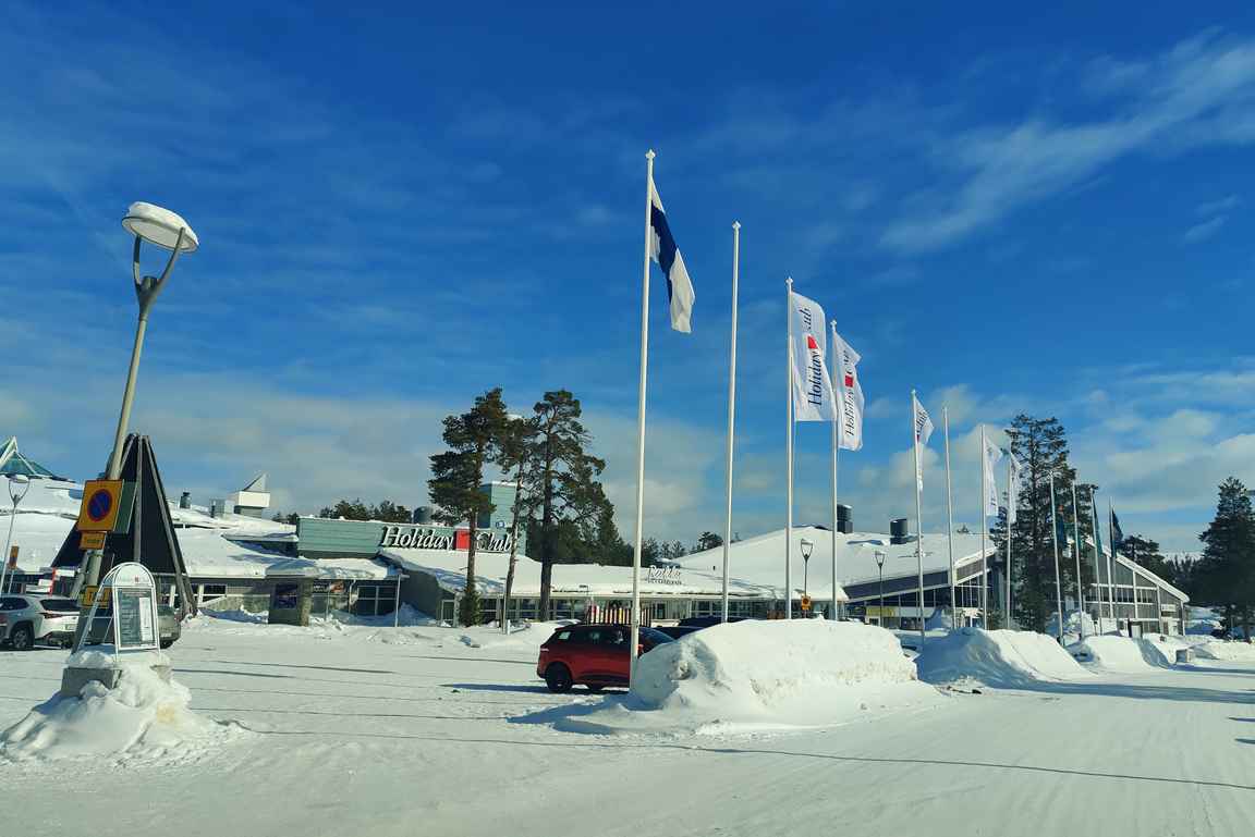 Holiday Club Saariselkä sijaitsee aivan Saariselän kylän keskustassa kaikkien palveluiden keskipisteessä.