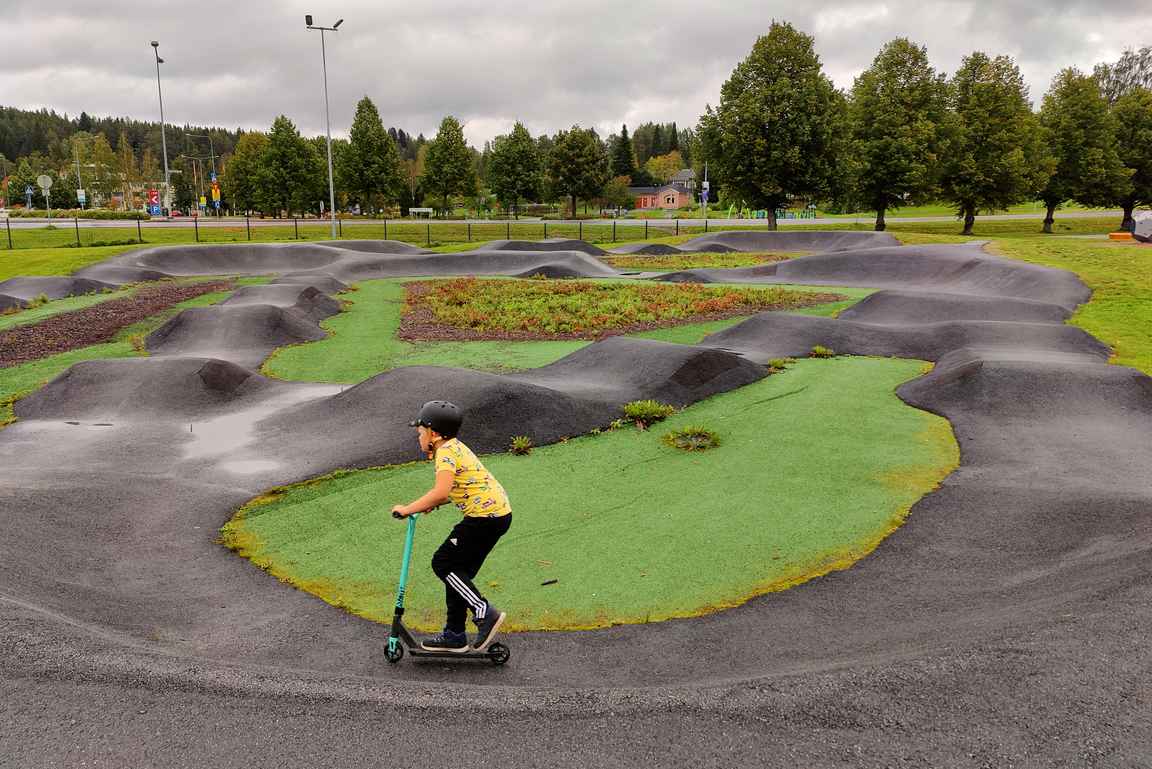 Mikäli matkassa ei olisi omia varusteita, niin kesäaikaan voi lainata niin skuutit kuin mailapelivälineet erillisestä vuokrauspisteestä.