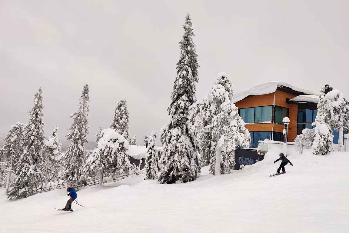 Ykkösrinteen vierellä on muutamia mukavan näköisiä huviloita,
