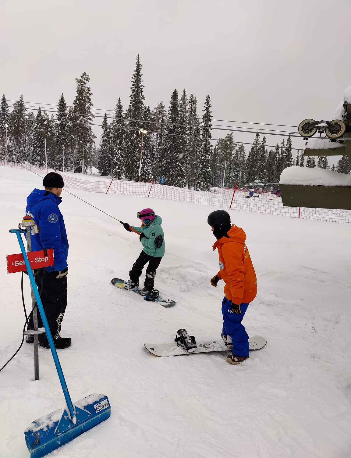 Hiihtokoulussa on laskemisen harjoittelemisen lisäksi yhtä tärkeää on oppia liikkumaan hissillä yksin.
