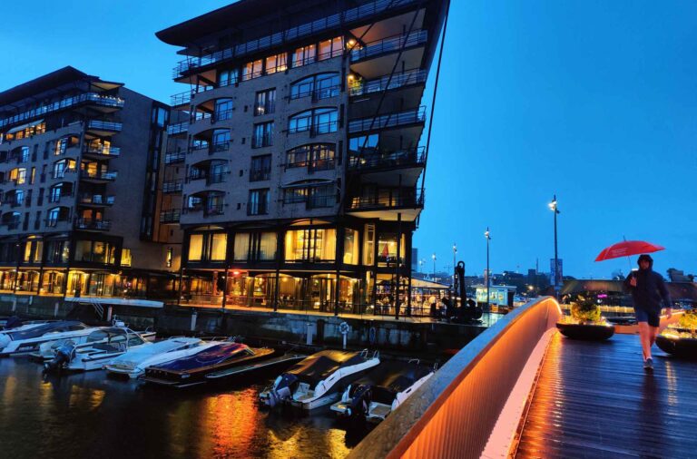 Aker Bryggen ja Tjuvholmenin erottaa pieni kanaali toisistaan.