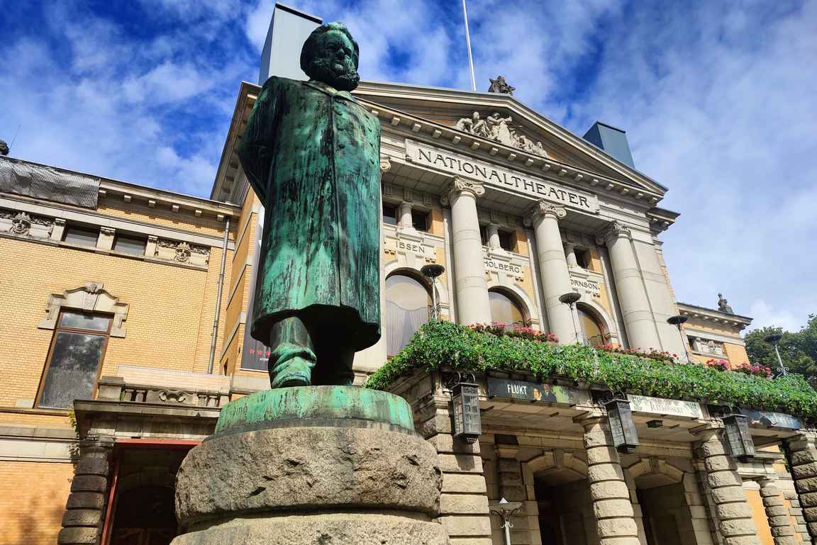 Kansallisteatteri on upea rakennus kaikin puolin.