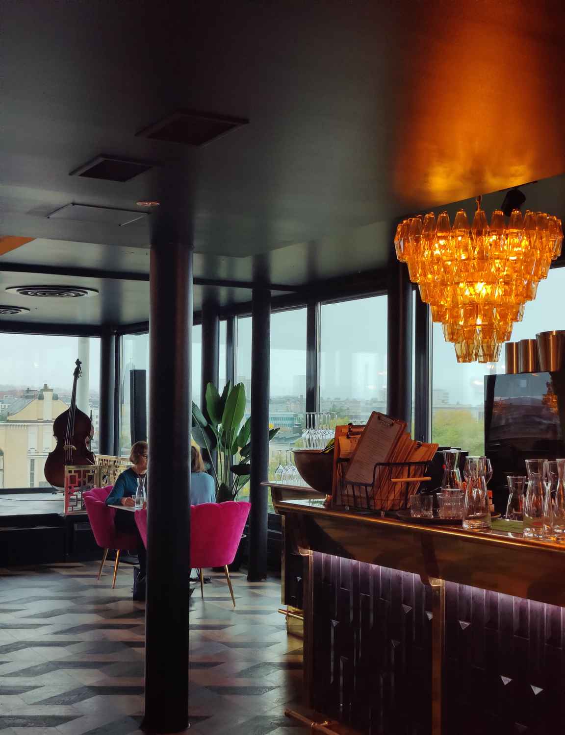 Ravintola Pons tarjoilee tyylikkään sisustuksen ja upeat näköalta Tammerkoskelle.