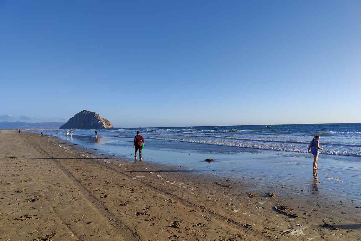 Morro Rock näkyy etelään päin Morro Strand State Beachilla.