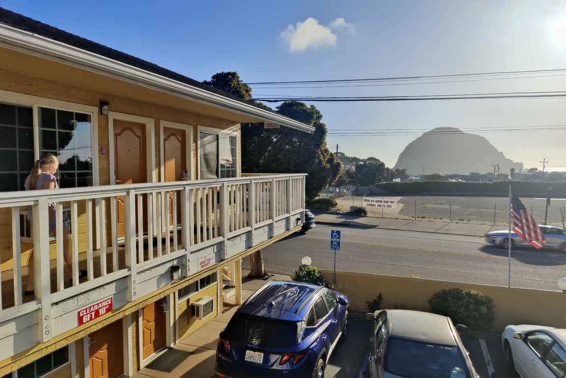 Morro Rock ja yksi Morro Bayn monista motelleista.