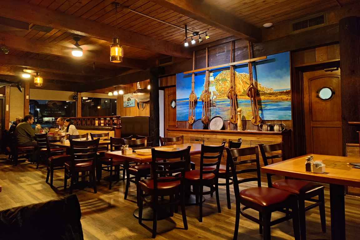 Ravintolan sisustus muistutti laivan sisätiloja.