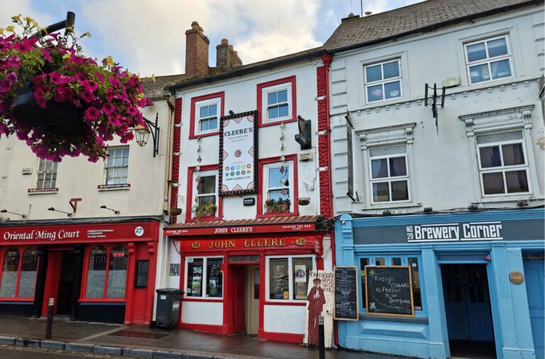 John's Cleere's pubin ulkoasukin houkuttelee illanviettoon.