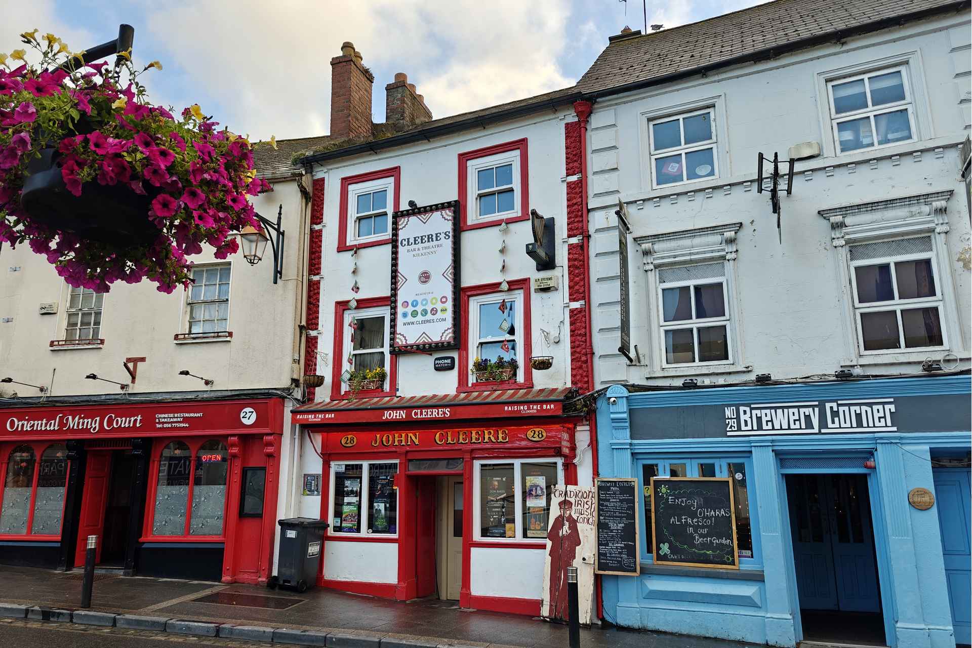 John's Cleere's pubin ulkoasukin houkuttelee illanviettoon.